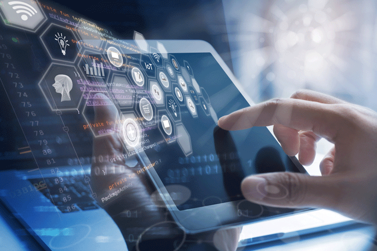 Mobiles Tablett, i-pad mit Visualisierung von transparenten Apps. Das Display wird bedient von einer menschlichen Hand